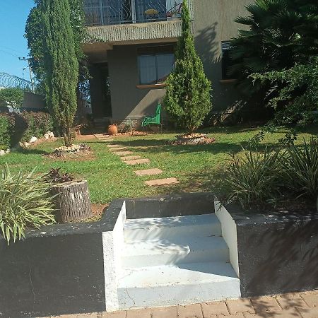 Jacuzzi City Home Kampala Esterno foto