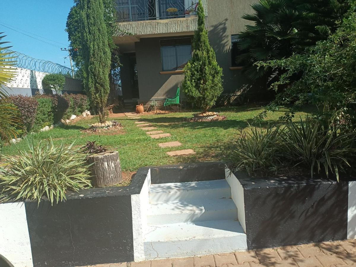 Jacuzzi City Home Kampala Esterno foto